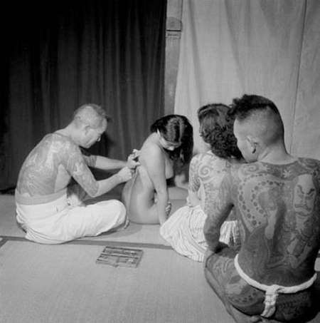 Tattooing women among the Yakuza